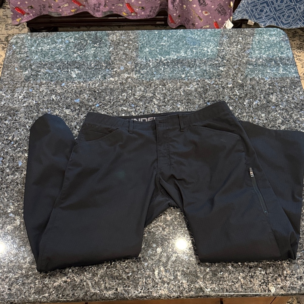 Under Armour Men's Black Storm Loose Pants 4 waist 34 length EUC